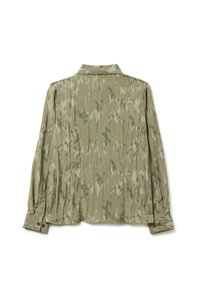 Camicia a maniche lunghe verde a fantasia con una vestibilità rilassata, dotata di colletto e polsini con bottoni, realizzata in un tessuto leggero e con una texture.