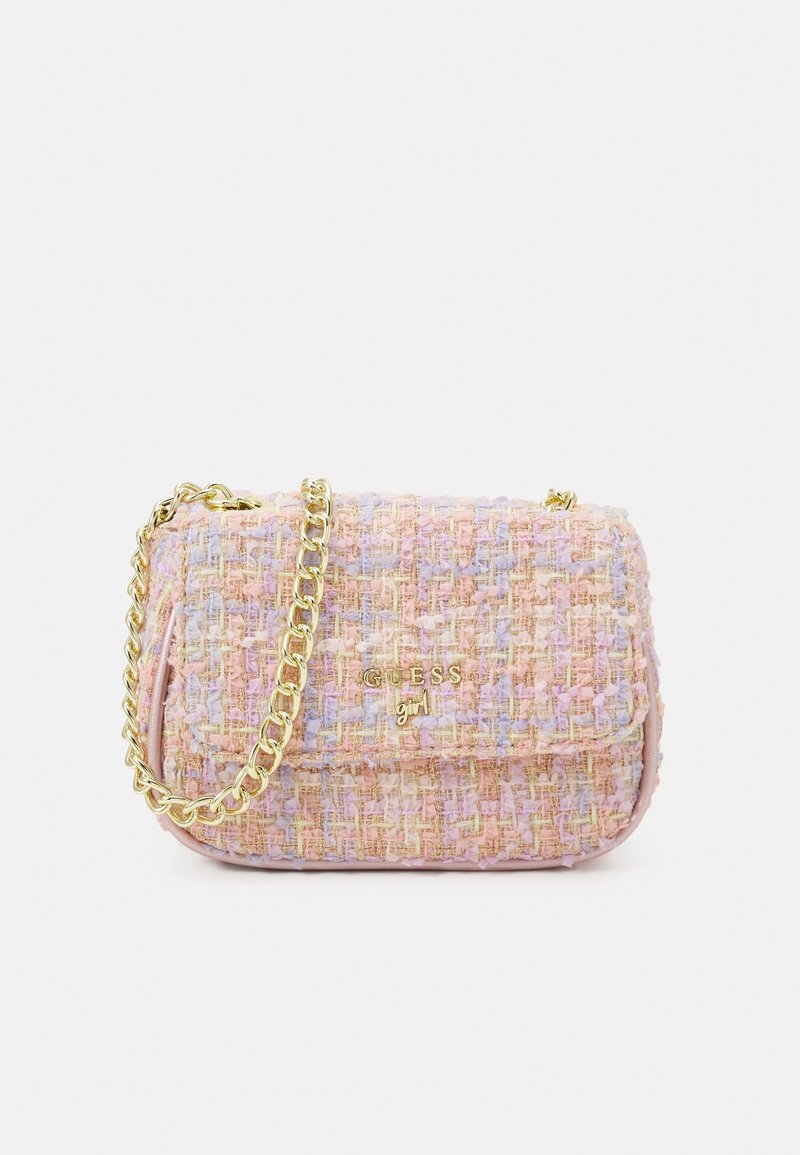 Tweed crossbody taske i pastelfarver som pink, gul og lilla, med en guld kædetræksrem og et branded frontdetalje.