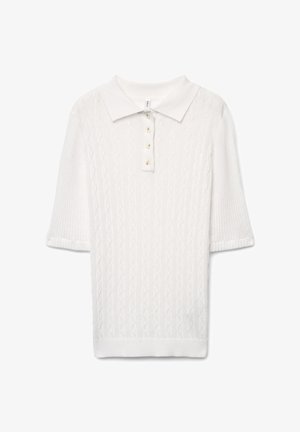 Weißes kurzärmeliges Poloshirt mit strukturiertem Zopfmuster, flachem Kragen und einer Knopfleiste mit vier runden Knöpfen.