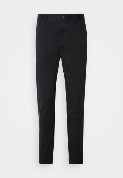 Chinos noirs avec une texture lisse, fermeture à bouton et design fuselé. Idéal pour une tenue décontractée ou semi-formelle.