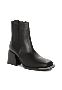 Czarne skórzane botki za kostkę ze kwadratowym noskiem, blokowym obcasem, elastycznym panelem bocznym i metalicznym akcentem na przedniej części podeszwy.
