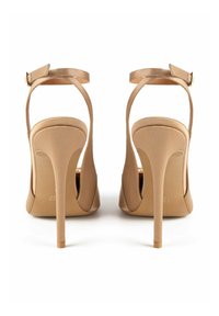 Beige színű magassarkú szandál, sima anyagból készült felsőrésszel, nyitott hátsó résszel, bokapánttal és karcsú stiletto sarokkal. Minimalista dizájn és forma.