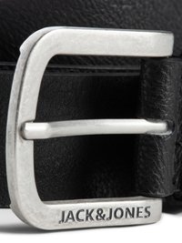 Cinturón de cuero negro con una hebilla metálica rectangular plateada. La hebilla presenta un logotipo en relieve de "JACK & JONES". Superficie texturizada visible.