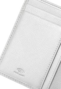 Bela denarnica iz usnja z režami za kartice in vtisnjenim logotipom "NFC ID SAFE", ki označuje zaščito RFID.