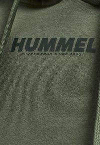 Hummel LEGACY - Felpa con cappuccio - olive