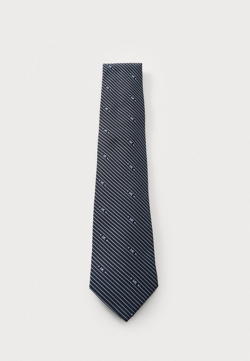 Cravate marine avec des rayures blanches diagonales et des petits logos répétés. Fabriquée en tissu lisse avec une extrémité effilée.