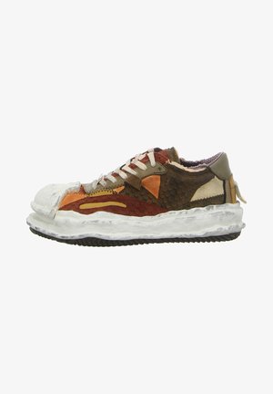 Trainers - camel