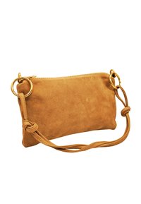 Pochette en suède beige avec une fermeture éclair en haut, des accessoires en or et une bandoulière en cuir noué pour un transport facile. Texture lisse avec un design minimaliste.
