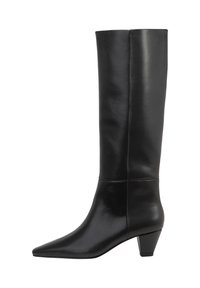 Zwarte leren kniehoge laars met een spitse neus en een middelhoog kegelvormig hakje. Gladde textuur met een strak, minimalistisch ontwerp.