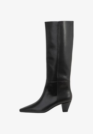 Černá kožená kozačka pod kolena s špičatou špičkou a středně vysokým kuželovým podpatkem. Hladká textura s elegantním, minimalistickým designem.