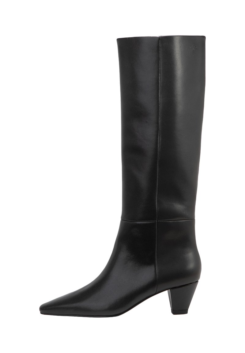 Zwarte leren kniehoge laars met een spitse neus en een middelhoog kegelvormig hakje. Gladde textuur met een strak, minimalistisch ontwerp.