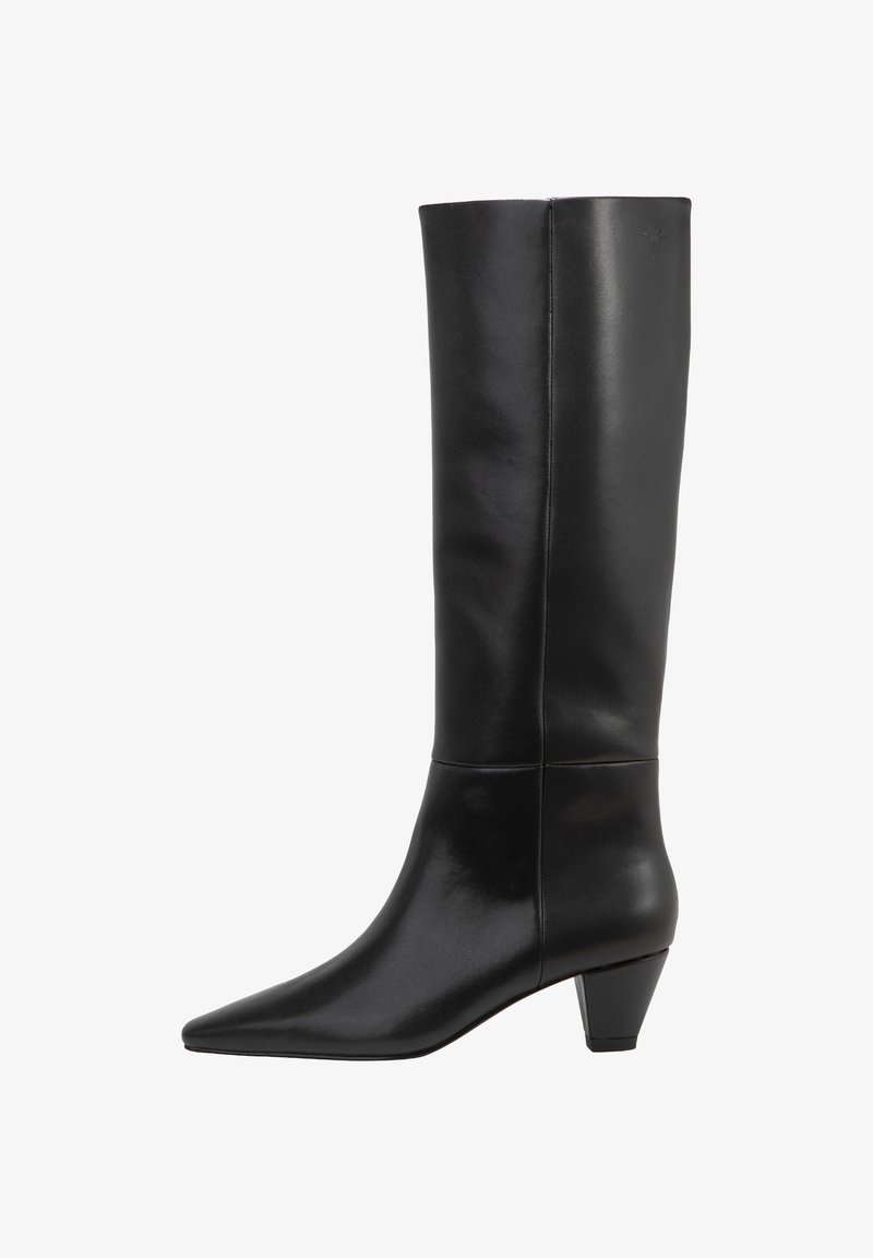 Zwarte leren kniehoge laars met een spitse neus en een middelhoog kegelvormig hakje. Gladde textuur met een strak, minimalistisch ontwerp.