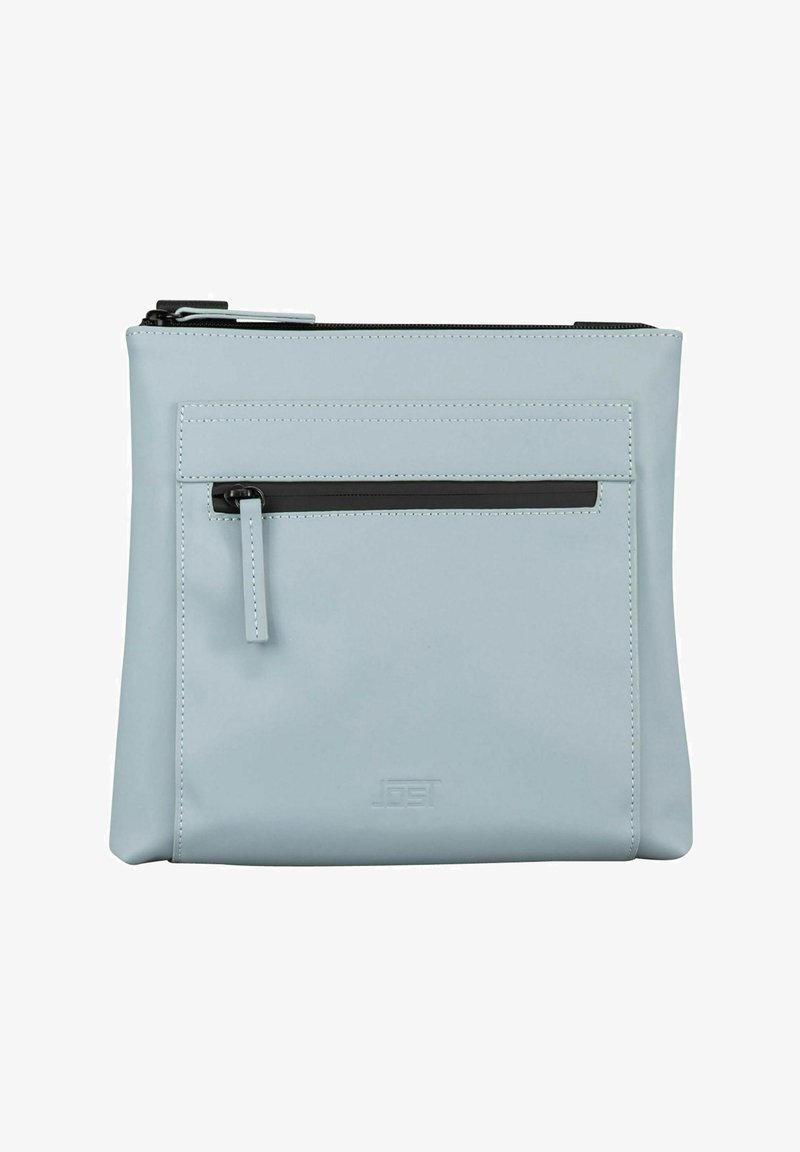 Pochette en cuir bleu clair avec poche zippée à l'avant et fermeture éclair noire, forme rectangulaire, design simple et minimaliste.