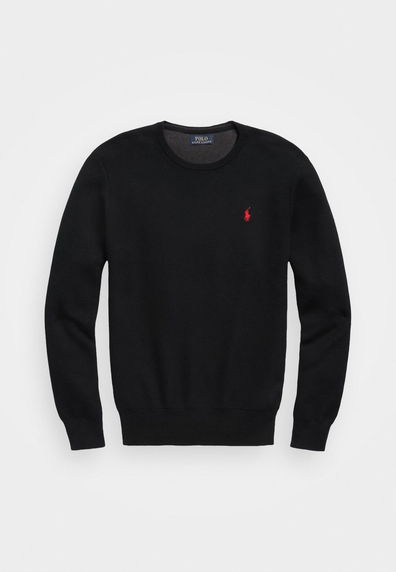 Svart stickad tröja med klassisk rund halsringning, ribbade mudd- och nederkanter, samt en liten röd broderad logotyp på vänstra bröstet.