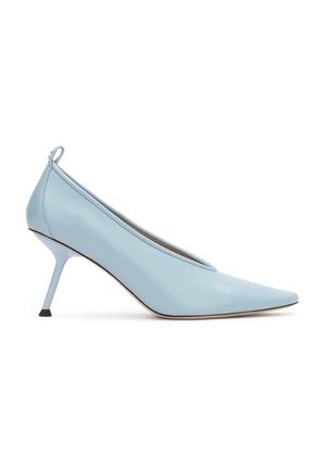 Chaussure à talon haut en cuir bleu clair à bout pointu avec talon aiguille fin et languette à l'arrière, vue de côté sur fond blanc.