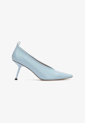 Svetlomodrá kožená lodička so špicatou špičkou, tenkým ihličkovým podpätkom a pútkou vzadu, zobrazená z boku na bielom pozadí.