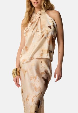Set di top e gonna in seta di un morbido beige con motivi floreali astratti marroni, con scollo all'americana e silhouette fluida.