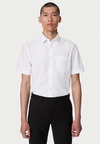 Weißes kurzärmeliges Hemd mit Knöpfen und einer linken Brusttasche, aus glattem Stoff gefertigt, mit Standardkragen und legerer Passform.