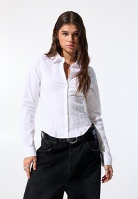 PULL&BEAR - WITH DARTS - Button-down blouse - white Thumbnail Image 1