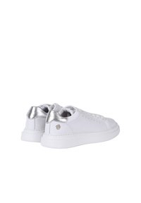 Weiße Sneaker mit silbernen Akzenten an der Ferse, Obermaterial aus glattem Leder, Schnürdesign und Gummisohle. Verfügt über ein kleines Logo-Detail an der Seite.