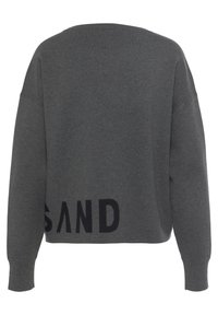 Grauer Strickpullover mit lässigem Schnitt, weitem Ausschnitt und schwarzer "SAND"-Buchstaben auf dem unteren Rücken. Weicher Stoff mit langen Ärmeln.