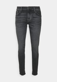 Vaqueros de mezclilla negros de corte ajustado con diseño de cinco bolsillos, cierre de botón y textura ligeramente descolorida. Pierna recta clásica para un uso versátil.