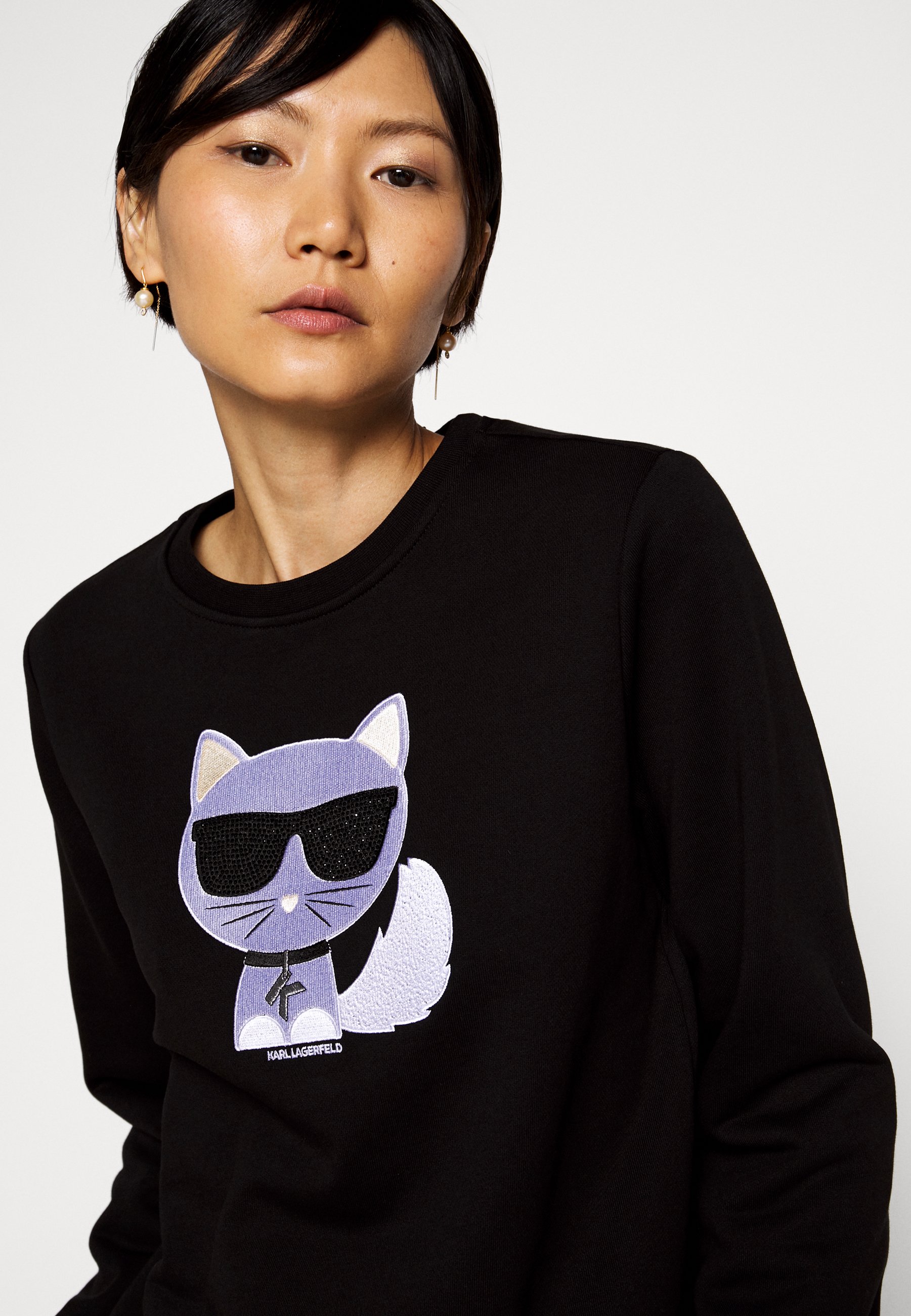 KARL LAGERFELD IKONIK CHOUPETTE Sweatshirt blackschwarz KARL LAGERFELD Sweatshirt mit Logo aus Ziersteinen in Grau