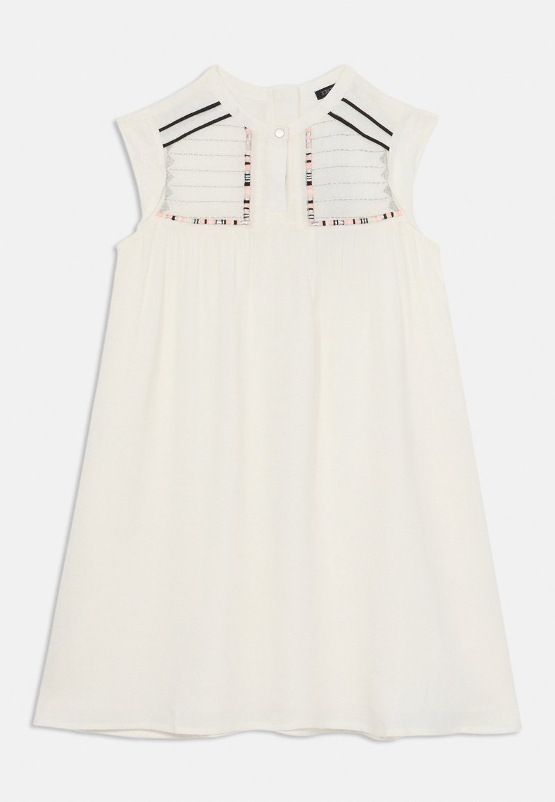Robe blanche sans manches avec un empiècement texturé à rayures verticales et des détails colorés, complétée par un col rond et une fermeture à boutons.
