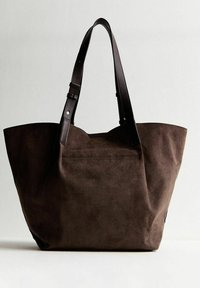 Borsa tote in suede marrone con due manici in pelle scura. Presenta una parte superiore larga e aperta e una finitura texturizzata. Nessuna tasca o decorazione esterna visibile.