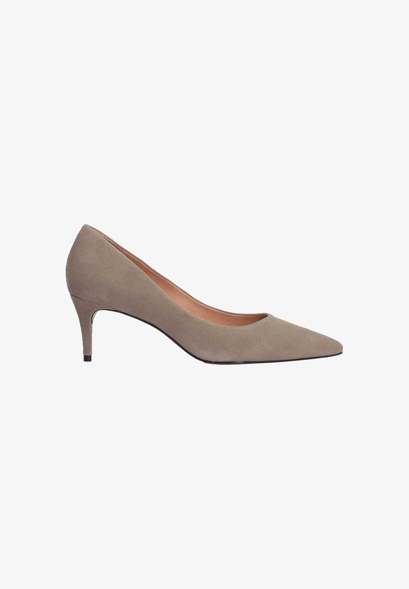 Escarpin pointu en daim taupe avec un talon kitten de hauteur moyenne et une doublure intérieure lisse, montré en profil latéral.