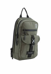 Zaino in nylon verde con una tasca frontale, chiusura con zip, dettagli neri e maniglia superiore. Presenta un logo e spallacci regolabili.