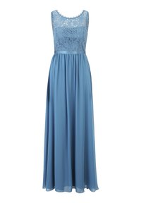 Lungo vestito blu con un corpetto di pizzo, scollo a barchetta e una gonna fluida e arricciata. Il tessuto sembra liscio con una leggera lucentezza.