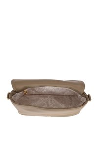 Borsa a mano in pelle beige con una texture liscia, chiusura a patta magnetica e una fodera interna decorata con il nome del marchio in tonalità chiare.