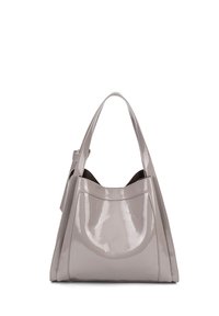 Borsa a mano in pelle verniciata grigia con una forma grande e morbida, due manici e una texture liscia e lucida. Presenta un'apertura superiore arrotondata.