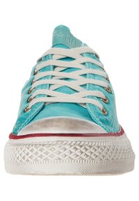 Turkoss färgade canvas sneakers med vita snören och ögla, med en röd detalj längs sulan och en texturerad gummisula.