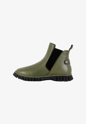 Bottines en cuir vert avec des panneaux élastiques latéraux noirs, bout rond et semelle extérieure en caoutchouc noir avec un motif de semelle. Hanse de boucle pour un enfilage facile.