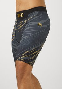 Venum UFC AUTHENTIC FIGHT NIGHT MENS VALE TUDO SHORTS - Punčochy - black/gold