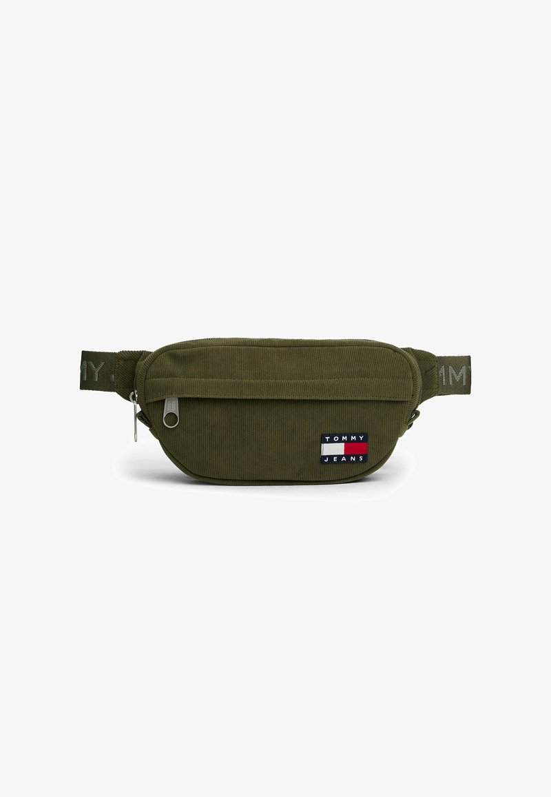 Sac banane en velours côtelé vert olive avec poche avant zippée et patch logo Tommy Jeans, sangle réglable avec texte de la marque.