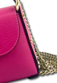 Sac à épaule en cuir rose avec une finition texturée, anse en chaîne dorée et bord noir. Présente un rabat arrondi avec des coutures visibles.