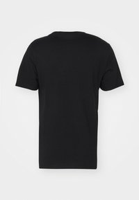 Schwarzes T-Shirt mit kurzen Ärmeln aus Baumwolle, mit einem runden Ausschnitt und einem schlichten Design, ohne sichtbare Logos oder Muster.