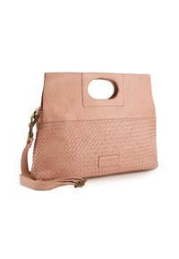 Vævet pastel pink læderhåndtaske med et rundt håndtag og justerbar rem. Har en glat øverste sektion og en indviklet vævet struktur nedenfor.