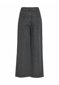 Jean denim gris foncé à jambes larges, vu de dos avec deux poches arrière et une taille haute.