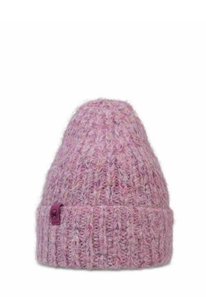 Gorro de punto rosa suave con textura acanalada y una pequeña etiqueta de logo de tela en el borde doblado, aislado sobre fondo blanco.