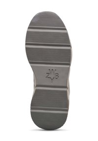 Suola in gomma di una scarpa, caratterizzata da una superficie testurizzata con scanalature orizzontali e un'impronta del logo centrale. Colore predominante grigio.