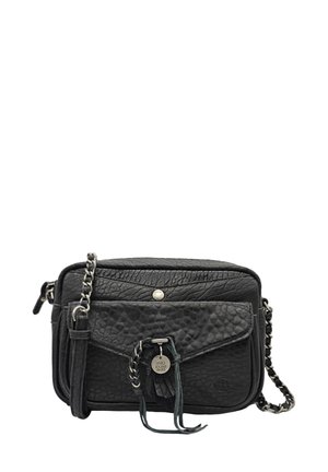 Sac en cuir texturé noir avec poche avant à rabat, chaîne en métal argenté, détail en frange et étiquette de marque en métal rond.