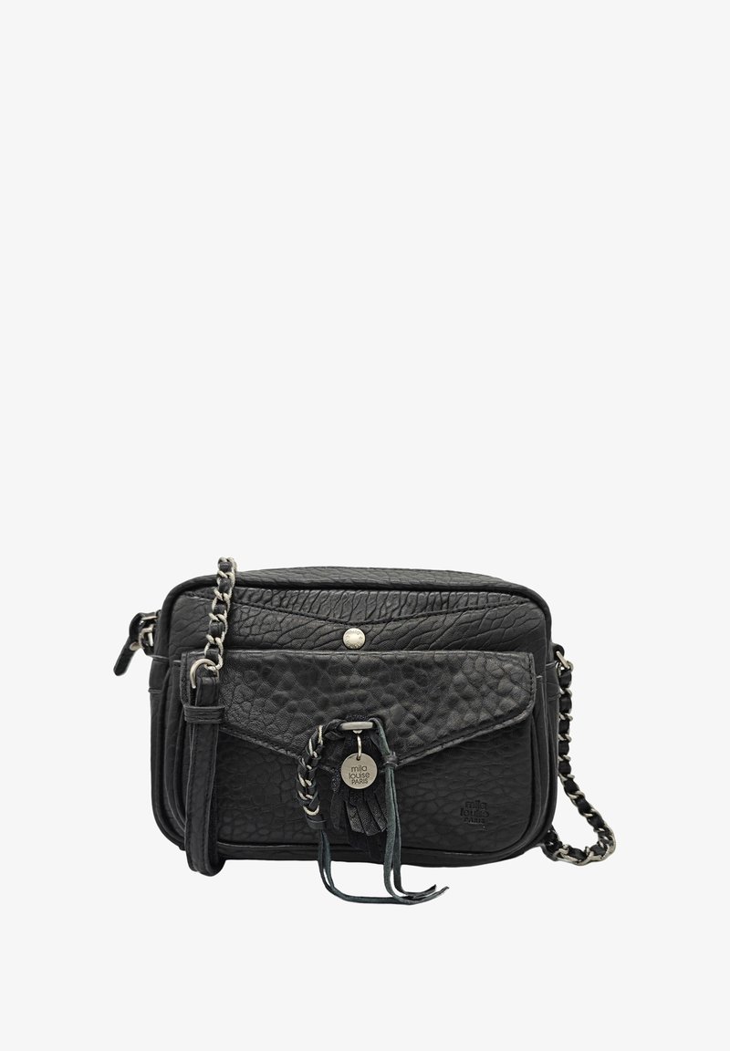 Sac en cuir texturé noir avec poche avant à rabat, chaîne en métal argenté, détail en frange et étiquette de marque en métal rond.