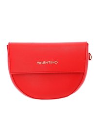 Röd läder crossbody-väska med rundad form och lockstängning. Har en guldfärgad "Valentino"-logotyp på framsidan. Slät yta.