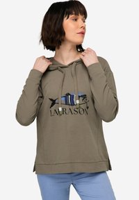 Olivgrön huvtröja med dragsko, med en grafisk fisksymbol och ordet "LAURASON" tryckt nedanför. Slät yta och avslappnad passform.