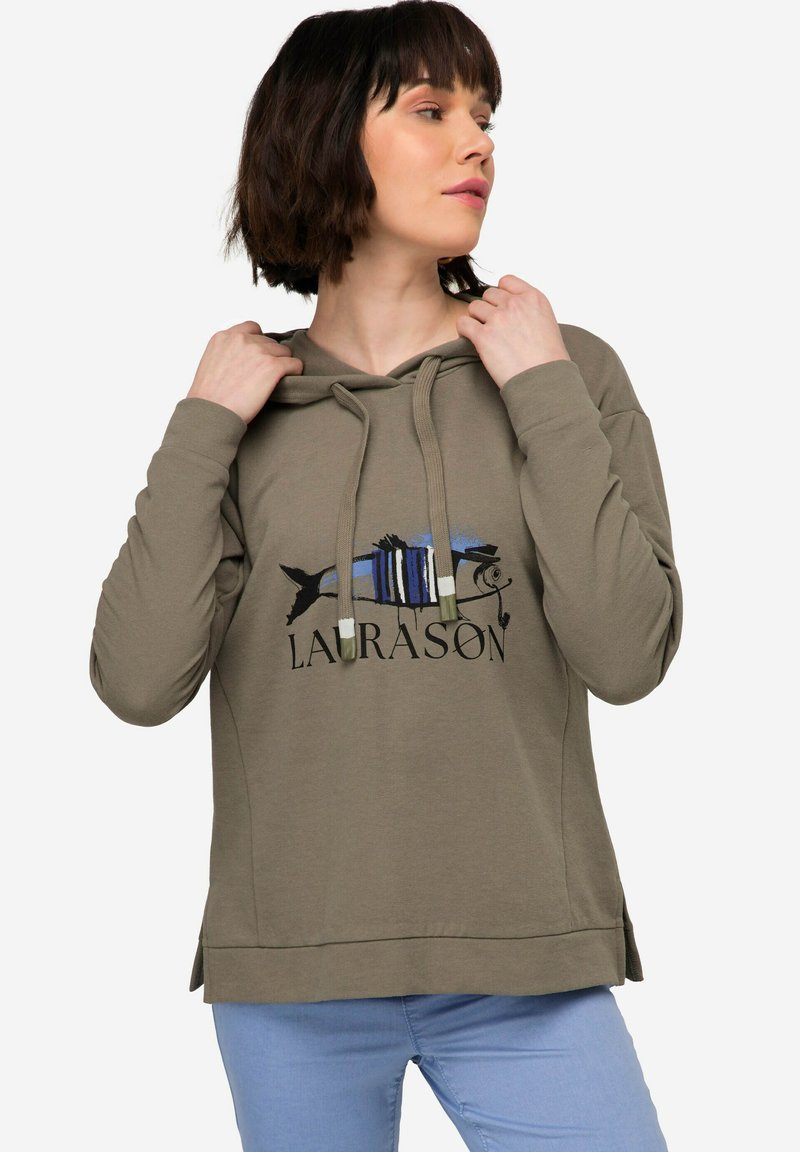Olivgrön huvtröja med dragsko, med en grafisk fisksymbol och ordet "LAURASON" tryckt nedanför. Slät yta och avslappnad passform.