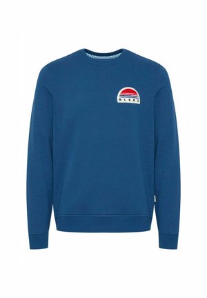 Felpa blu realizzata in un tessuto misto cotone. Presenta un colletto rotondo, polsini a costine e una toppa sul petto con la scritta "BLEND" in rosso e blu.
